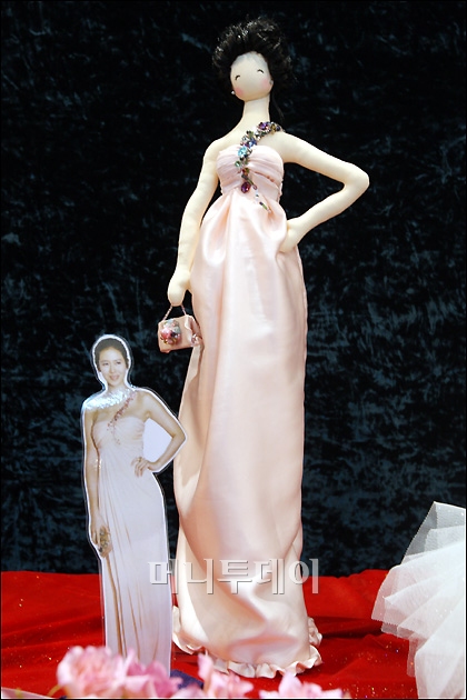 ↑2008 청룡영화제 손예진의 모습을 재현한 인형