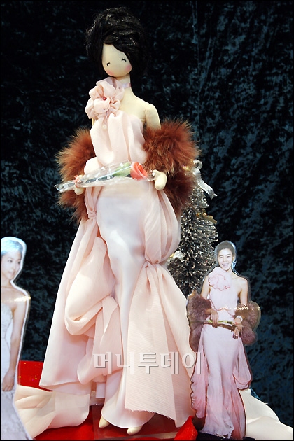 ↑2008 청룡영화제 김민선의 모습을 재현한 인형