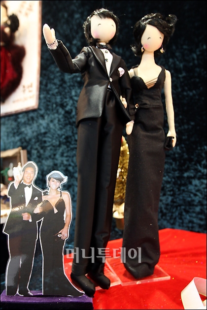 ↑2008 청룡영화제 정준호와 김혜수의 모습을 재현한 인형