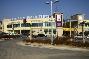 ↑지난 26일 찾은 롯데 프리미엄 아울렛 김해점 내부 모습. 아울렛 중앙에 위치한 샤롯데광장 주변으로 다양한 매장이 들어서있다.