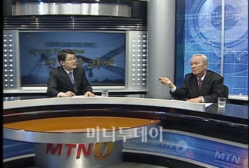 ↑박승(오른쪽) 전 한은총재가 MTN 신년 특별대담에 참석해  최남수 MTN 보도본부장(부사장)과 이야기를 나누고있다. 박 전 총재는 이자리에서 이번 금융위기 극복을위해 할 일을 명쾌하게 제시한다