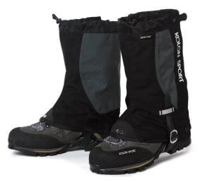 ▲코오롱스포츠 등산화. 발목 방수용 스패츠(게이터)를 착용한 상태.