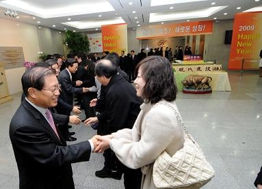 ↑ 이종수 사장(사진 왼쪽)과 임원들이 올 첫 출근길에 나선 직원들에게 악수를 하며 덕담을 건네고 있다.(제공: 현대건설)