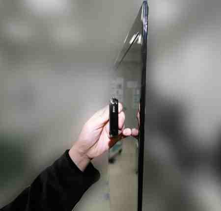 ↑삼성전자가 'CES 2009'에서 선보일 6.5㎜ 두께의 LED TV와 슬림형 휴대폰의 두께를 비교하고 있는 모습.