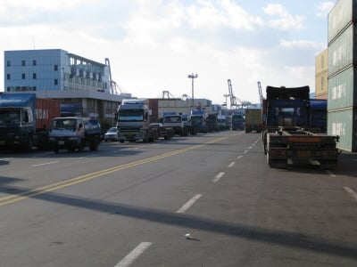 ↑ 부산항 감만부두 안쪽 도로에 일감을 찾지 못한 컨테이너차들이 줄지어 서 있다. ⓒ 기성훈 기자