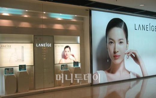 ▲홍콩 센트럴 지역을 상징하는 ifc몰 내에 위치한 라네즈 매장. 홍콩 여성들이 선호하는 한류 배우 송혜교의 사진이 한 눈에 들어온다.