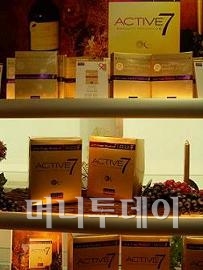 ▲홍콩 중심 상권 코즈웨이베이에 위치한 스킨푸드 매장. 스킨푸드는 '먹을 수 있는' 원료로 만든다는 점을 각인시켜 대기오염이 심한 홍콩에서 친환경 화장품으로 자리잡았다.