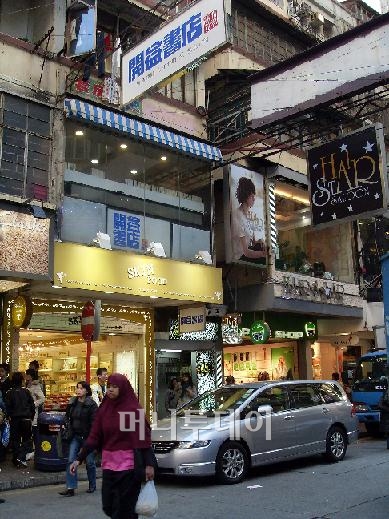 ▲홍콩 최대 화장품 체인점인 '사사' 매장에서 팔고 있는 국산 마스크팩. 한글 제품명까지 그대로 적혀있다. 사사 매장의 마스크팩은 대부분 국산 제품이었다.