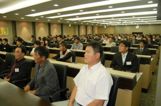 ▲지난해 열린 '청계천 잡페어'에 참여한 지원자들이 대기장소에서 면접을 기다리고 있다.