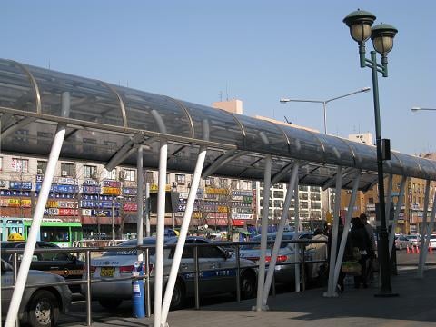 ↑ 지난 27일 귀성객들이 서울고속터미널 앞 택시승강장에서 택시를 타고 있다.