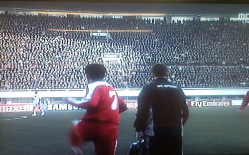 ↑11일 평양 김일성 경기장에서 열린 2010년 남아공 월드컵 아시아 최종 예선 '북한-사우디'전에서 교체준비를 하고 있는 북한 선수 앞으로 삼성 광고가 보인다. MBC중계방송 화면 촬영.