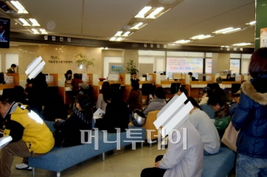 수급자격이 인정되면 적극적으로 1~4주에 한번씩 센터를 들려 실업인정 신청을 해야 한다. 적극적으로 구직활동을 증명하는 것. 상담은 예약제로 실시되지만 실업급여를 받는 사람이 늘며 기다리는 시간도 길어졌다.