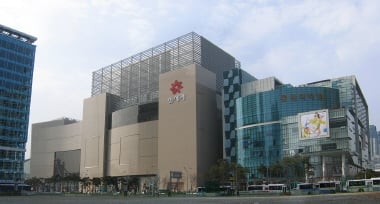 ↑'유통맞수' 신세계와 롯데가 불과 10여미터 거리
의 벽을 맞대고 붙어 있다.