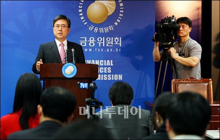 19일 오전 서울 여의도 금융위원회에서 진동수 금융위원장이 정부의 기업구조조정 추진방향과 전략에 대해 발표하고 있다. ⓒ 이명근 기자