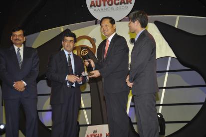 ↑현대차가 지난달 7일 인도에서 열린 'UTVi-오토카(AUTOCAR)' 주최 시상식에서 '올해의 자동차 메이커 상'을 수상했다. 좌로부터 알빈 삭세나 현대차 인도법인 부사장, 호르마즈 소랍지 오토카 편집장, 임흥수 인도법인장, 이정욱 현대차 인도법인 부장.