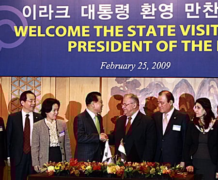 ↑대한건설단체총연합회(회장 권홍사)는 25일 오후7시 서울 신라호텔 영빈관 1층 루비룸에서 방한 중인 잘랄 탈라바니 이라크 대통령 및 대표단 일행을 초청해 만찬 겸 '한-이라크 건설협력 양해각서(MOU)' 체결식을 가진 뒤 기념촬영을 하고 있다. 왼쪽부터 김성곤 민주당 의원, 김영선 한나라당 의원, 권홍사 대한건설단체총연합회 회장, 잘랄 탈라바니 이라크 대통령, 송광호 한나라당의원, 바얀 디자이 이라크 주택건설부 장관