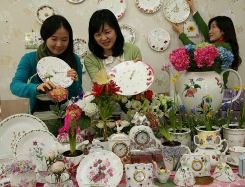 ▲한국도자기 직원들이 9일 서울 신설동 사옥 1층 전시장에서 도자기로 만든 벽시계, 꽃병, 액자 등 인테리어 소품을 들어보였다.