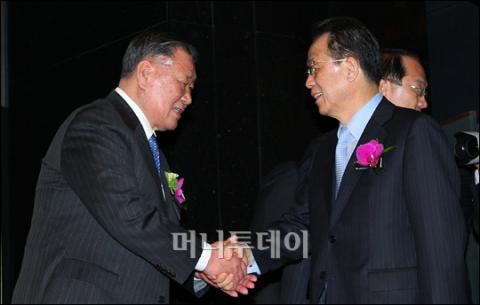 ↑ 정몽구 회장(왼쪽)이 한승수 국무총리와 인사하고 있다. ⓒ이명근 기자