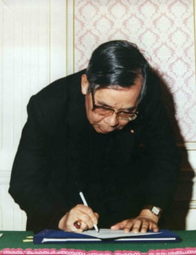 ↑ 고 김수환 추기경이 1990년 1월5일 강남성모병원 안은행에서 각막기증 신청서에 서명을 하고 있다.(제공: 한마음한몸운동본부)