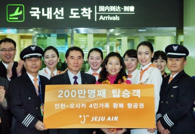 ↑제주항공은 지난해 12월 29일 오전10시 35분 제주발 김포행 7C104편에 탑승한 행운의 200만번째 탑승객에게 제주항공의 국제선 노선인 인천-오사카 4인가족 왕복항공권을 증정했다. ⓒ제주항공 제공