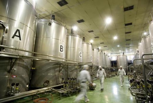 ▲한국야쿠르트 천안공장의 유산균 배양탱크. 유산균만 남기고 다른 세균이 번식하는 것을 막기 위해 130℃ 고온에서 2~3초간 살균 과정을 거친다. 생산라인 곳곳에도 세균 번식을 막기 위한 살균등이 설치돼 있다.