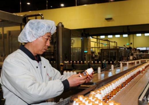 ▲신철선 한국야쿠르트 천안공장 품질혁신팀장이 생산라인에서 제품 상태를 확인하고 있다.