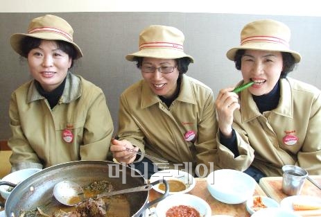 ▲한국야쿠르트 양목점의 야쿠르트 아줌마 3인방이 나란히 모여 식사를 했다. 왼쪽부터 이향숙, 윤성순, 임순희씨.