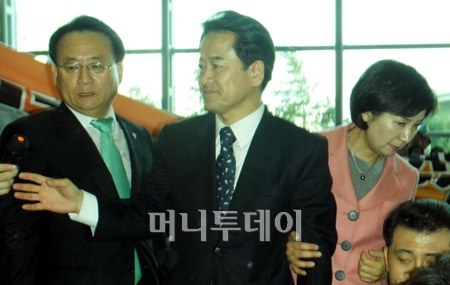 ↑정동영 전 장관이 단상에 올라 연설을 하기 위해 마이크를 건네받고 있다. 왼쪽에는 최규식 민주당 의원이 함께 서 있다.