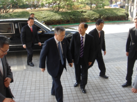 ↑이석채 사장이 27일 합병주총이 열리는 KT 연구개발센터로 들어가고 있는 모습.