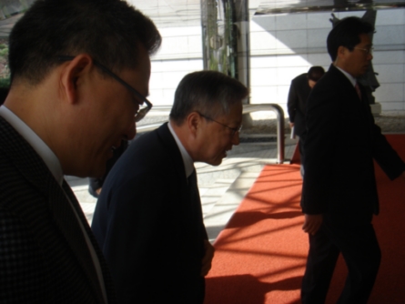 ↑이석채 KT 사장이 합병주총이 열리는 KT 연구개발센터에 들어가고 있는 모습.