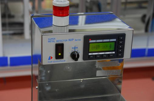 ▲롯데제과 영등포공장의 가나 초콜릿 생산라인. 초콜릿 제형이 완성되면 곧바로 금속검출기를 거쳐 이물질 포함여부를 확인하고, 포장을 마친 후 또 한 번 금속검출기를 거쳐 이중으로 점검한다. 금속물질이 검출되면, 해당 제품이 자동으로 컨베이어 벨트에서 빠져나와 수거된다.