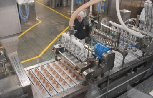 ▲롯데제과의 아이스크림 더블비앙코 생산라인. 포장을 제외하고 사람의 손이 닿는 작업은 거의 '제로'다. 아이스크림류는 2시간 마다 대장균 및 일반세균 검사를 거쳐 위생을 점검한다.