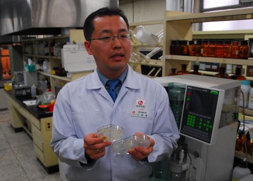 ▲대장균 및 일반세균 샘플을 점검 중인 나임정 롯데제과 생산기술팀 대리. 포장재가 제품에 미치는 영향부터, 제품의 세균오염 여부까지 다양한 검사를 진행한다.