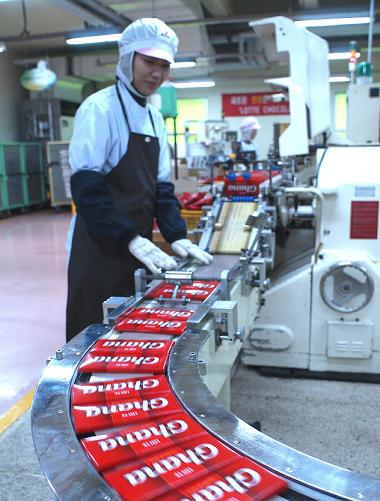 ▲롯데제과 영등포공장 '가나초콜릿' 포장 라인. 가나초콜릿은 75년에 출시돼 지금까지 총 9억2000만갑이 팔린 국내 최장수 초콜릿이다. 1갑씩 늘어놓으면 경부고속도로를 134회 왕복하는 길이다.