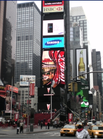 ↑삼성전자가 미국 뉴욕 맨해튼의 심장부 타임스퀘어에 운영중인 대형 전광판. 미국시장에서 프리미엄 브랜드로 자리잡으며 지난해 노키아를 제치고 시장점유율 1위에 올랐다.