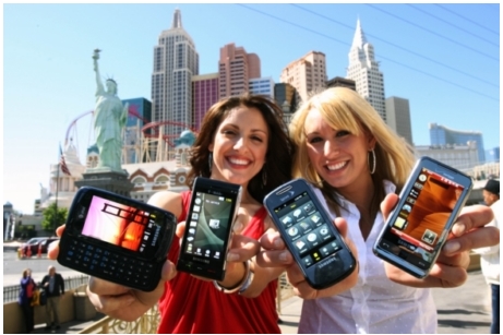↑삼성전자 모델들이 'CTIA2009'에서 선보일 삼성전자의 풀터치스크린폰 라인업을 선보이고 있다. (왼쪽부터 임프레션, 메모아, 인스팅트 S30, 미국형 옴니아)