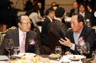 ↑김승연 회장이 김인식 감독과 환담을 나누고 있다.