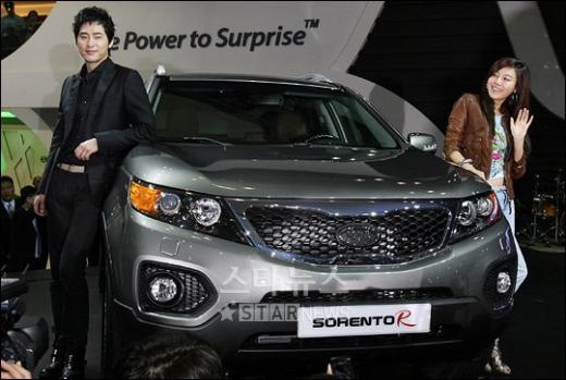 ↑배우 강지환과 김하늘이 2일 오전 경기도 일산 킨텍스에서 열린 '2009 서울모터쇼'에 참석해 기아차 '소렌토 R'과 함께 포즈를 취하고 있다.ⓒ 이명근 기자