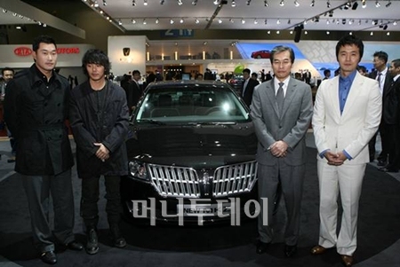 ↑링컨의 럭셔리 중형 세단 2010 뉴 MKZ 공개(왼쪽부터 야구선수 봉중근, 탤런트 박용하, 정재희 포드코리아 대표, 영화배우 이성재)