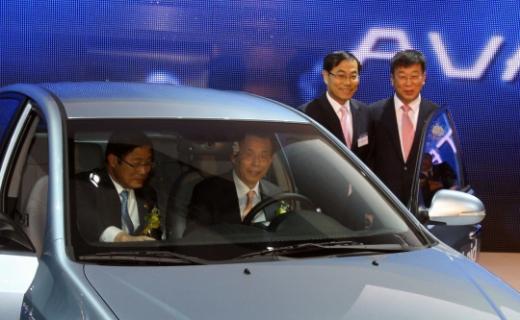 ↑ 한승수 국무총리(오른쪽)가 이윤호 지경부장관과 함께 현대차 아반떼 LPI 하이브리드 차량을 탑승해 살펴보고 있다.