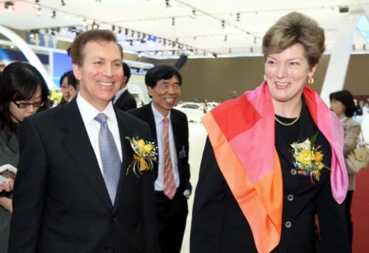 ↑ 캐서린 스티븐슨 주한미국대사(오른쪽)가 마이클 그리말디 GM대우 사장과 함께 GM대우 전시관을 둘러보고 있다.