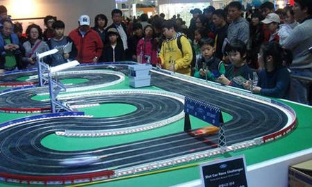 ↑포드부스에서 진행된 머스탱 슬럿카 경주대회에 진지한 모습으로 경기에 임하는 어린이 관람객들