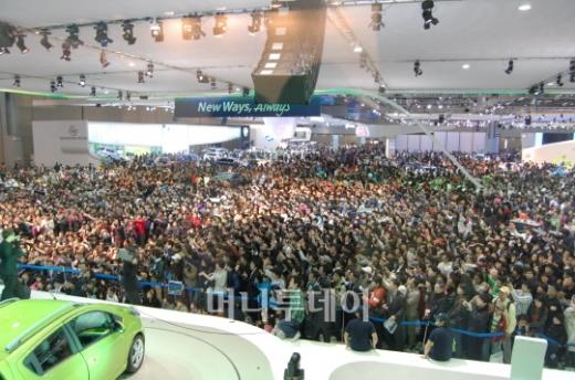 ↑ GM대우가 마련한 가수 MC몽의 공연을 보기 위해 수 많은 인파가 몰려 GM대우 부스를 뒤덮었다.