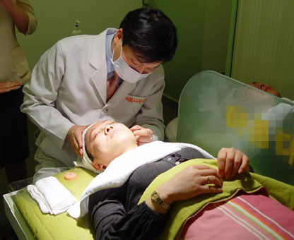 ↑ 중국 관광객이 관광코스의 하나로 메디컬스킨케어 시술을 받고있다.