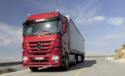 ↑메르세데스-벤츠의 '악트로스'