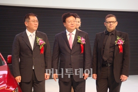 ↑기아 프레스행사에 나란히 참여한 정의선 기아차 사장(왼쪽)과 피터 슈라이어 디자인 총괄담당 부사장(오른쪽)