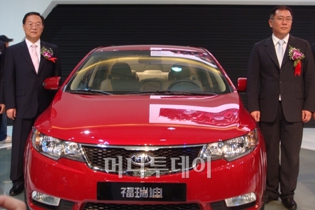 ↑기아 '중국형 포르테' 공개(오른쪽이 정의선 기아차 사장)