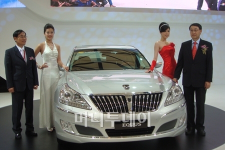 ↑현대 '뉴에쿠스' 공개(오른쪽이 이현순 부회장)