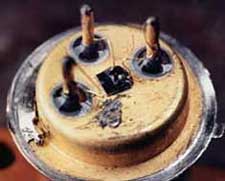 ↑강대원 박사가 1960년 세계 최초로
개발한 전계효과 금속산화물반도체
(MOS-FET).