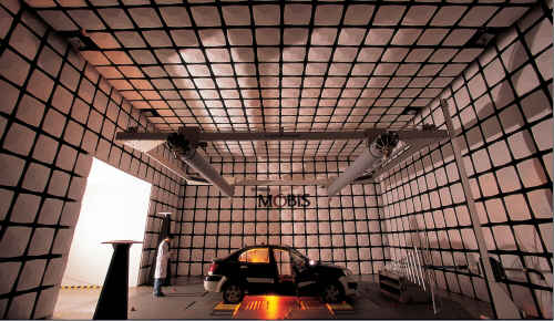 ▲각종 전자장치를 시험할 수 있는 전자시험동 내부.